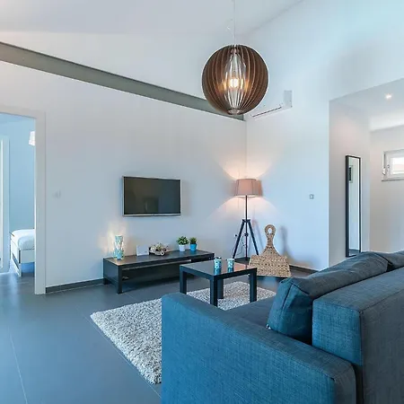 Nyaraló Noemi Póla