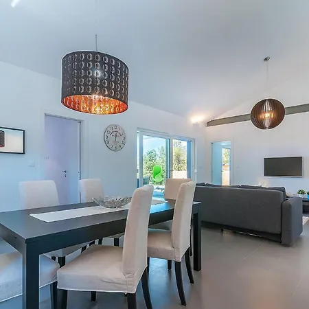 Noemi Nyaraló Póla